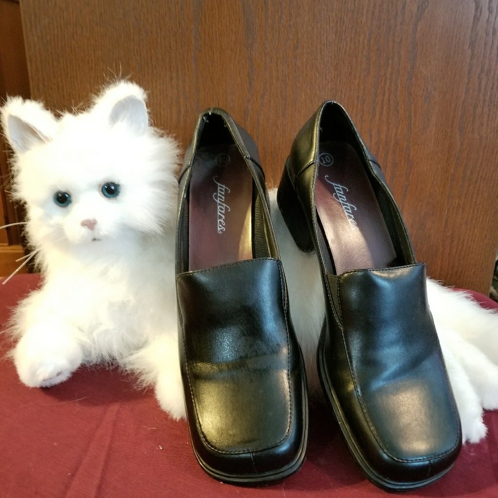 Fanfares black loafers.